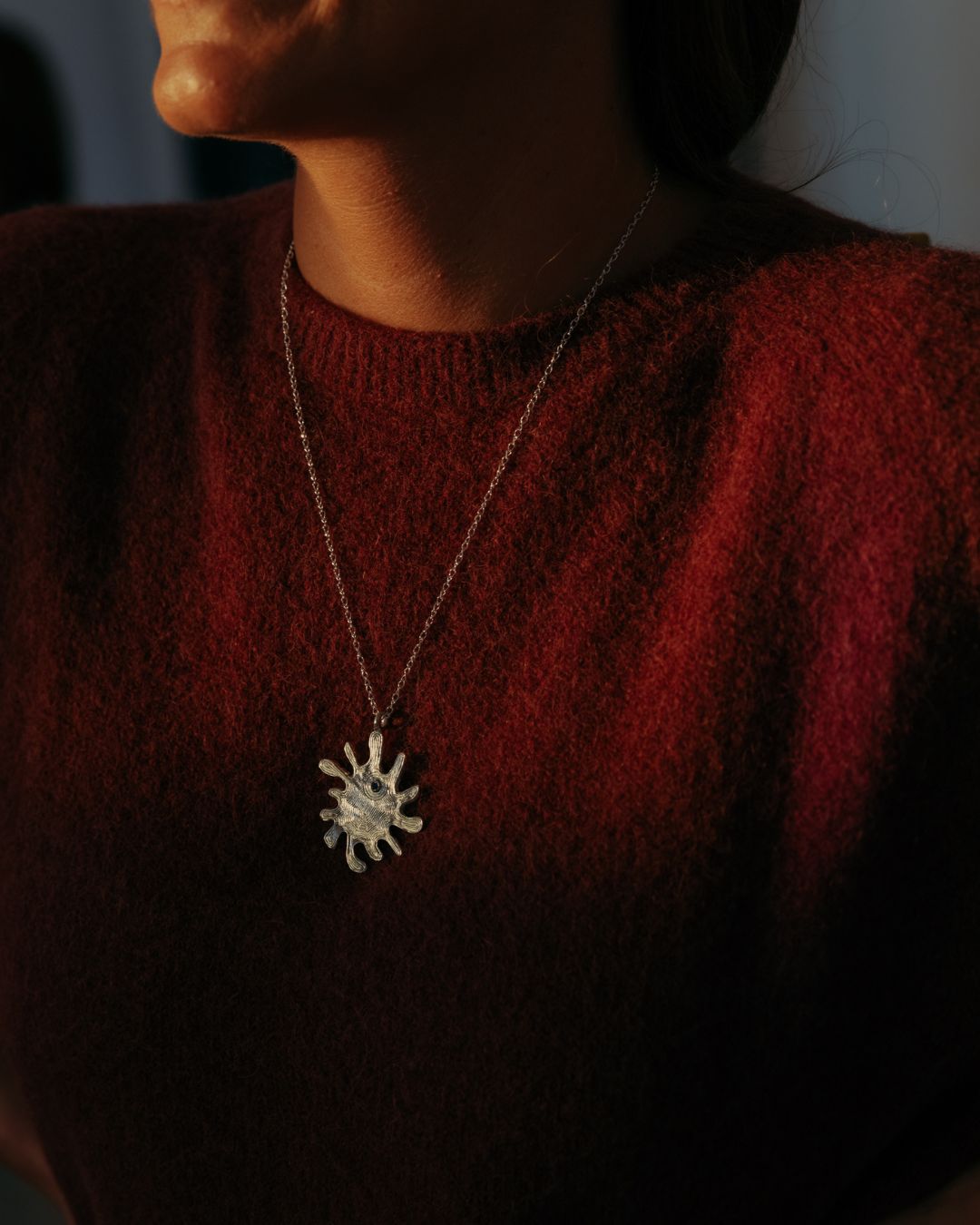 COLAR MIRÓ "Mulher diante do sol"